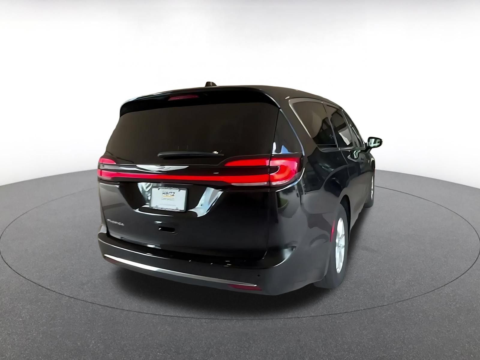 Used 2024 Chrysler Pacifica Touring-L FWD image 13