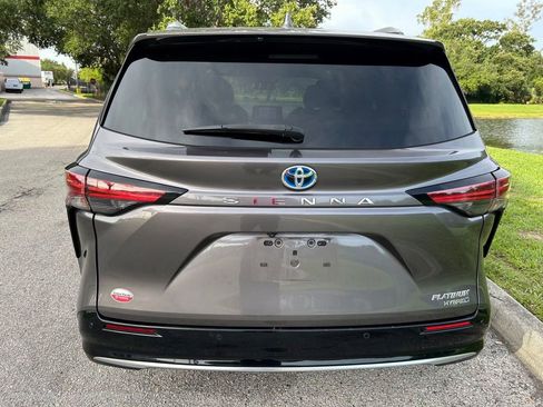 Used 2021 Toyota Sienna Platinum FWD image 4