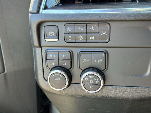Used 2025 Chevrolet Suburban Z71 AWD/4WD image 3