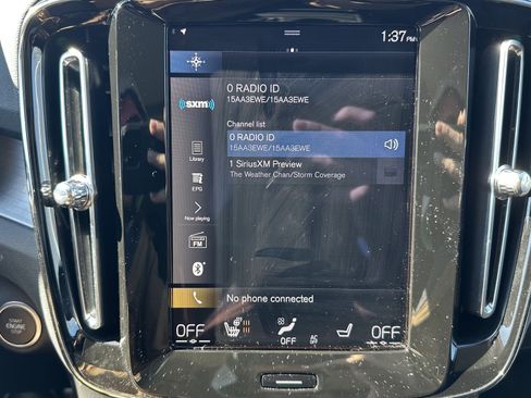 Used 2022 Volvo XC40 T5 Momentum w/ Premium Package image 24