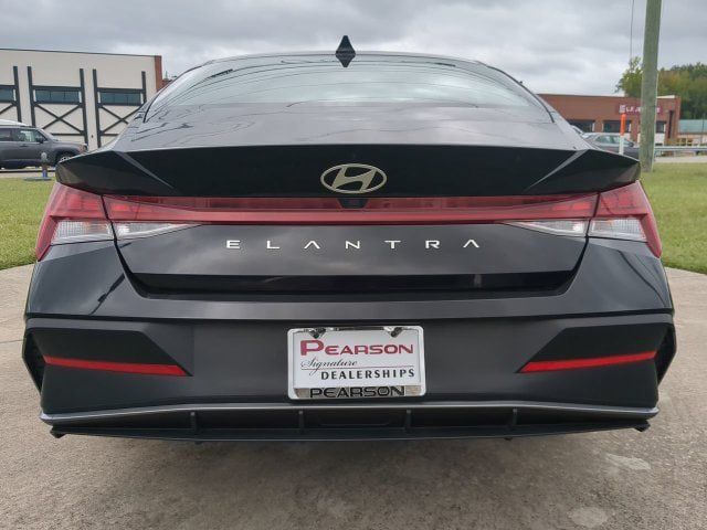 Used 2025 Hyundai Elantra SEL FWD image 5