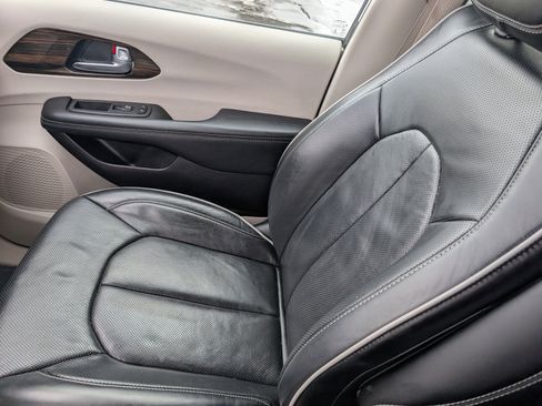 Used 2021 Chrysler Pacifica Limited w/ Uconnect Theater Family Group image 24