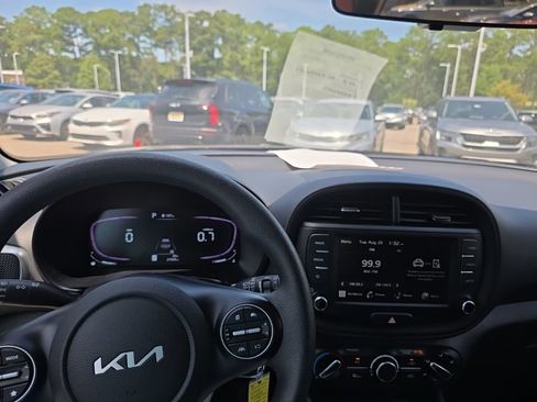 Used 2025 Kia Soul LX w/ LX Technology Package FWD image 12