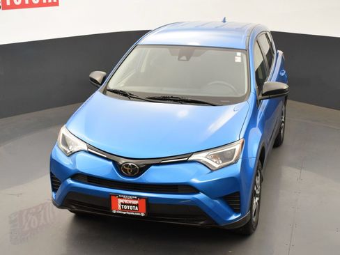 Used 2018 Toyota RAV4 LE w/ Carpet Mat Package AWD/4WD image 23