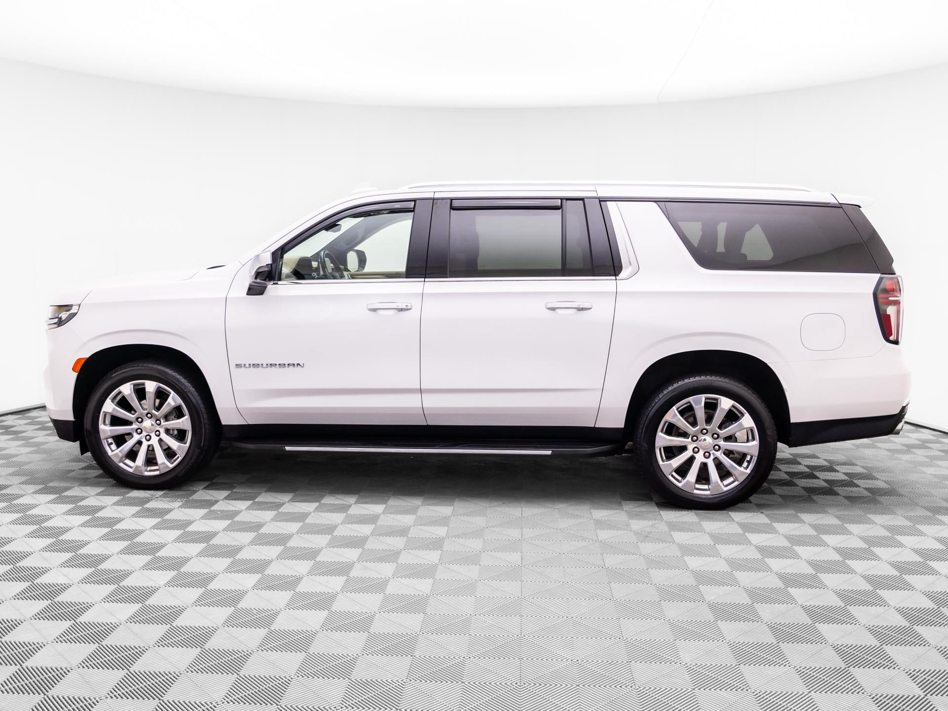 Used 2021 Chevrolet Suburban Premier w/ Premium Package AWD/4WD image 2