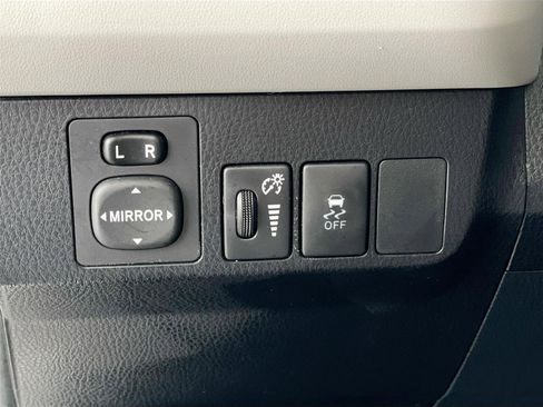 Used 2015 Toyota RAV4 LE AWD/4WD image 13