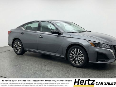 Used 2025 Nissan Altima 2.5 SV image 1
