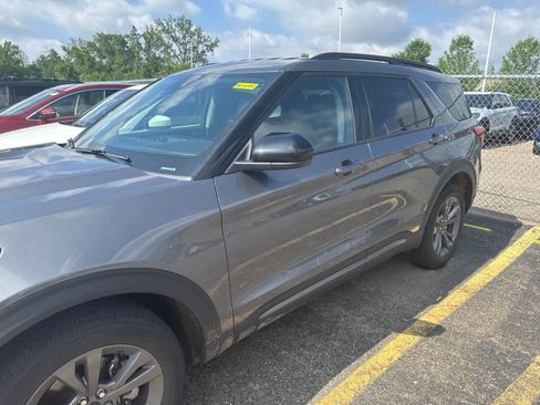 Used 2023 Ford Explorer XLT w/ Equipment Group 202A AWD/4WD image 19