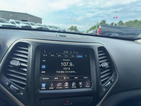 Used 2017 Jeep Cherokee Latitude w/ Cold Weather Group AWD/4WD image 19