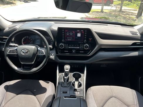 Used 2022 Toyota Highlander LE FWD image 12