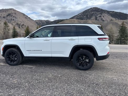 New 2025 Jeep Grand Cherokee Altitude image 13