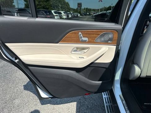 Used 2025 Mercedes-Benz GLS 450 4MATIC image 28