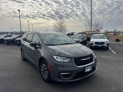 Used 2023 Chrysler Pacifica Touring-L