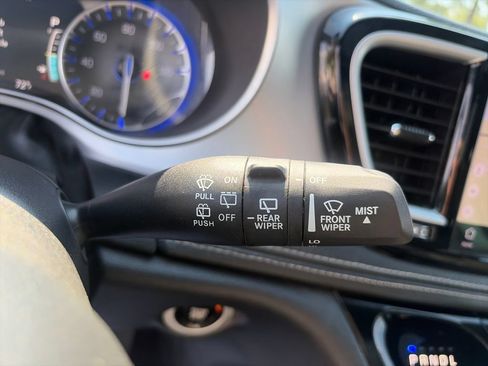 Used 2025 Chrysler Pacifica Limited FWD image 35