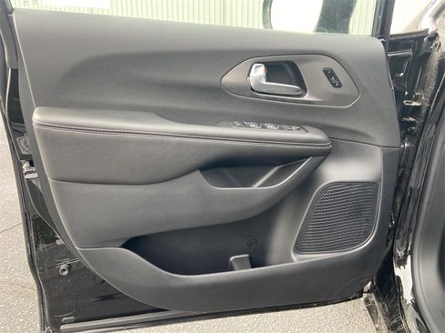 New 2026 Chrysler Pacifica Select image 12