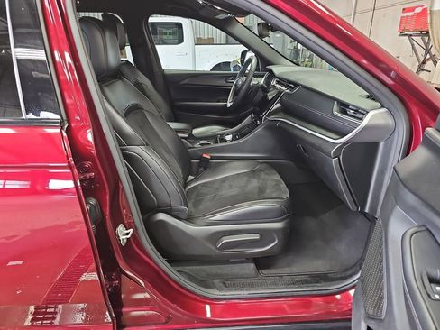 Used 2024 Jeep Grand Cherokee Altitude AWD/4WD image 10