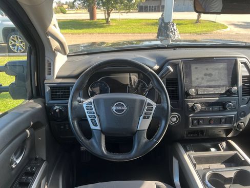 Used 2023 Nissan Titan SV w/ SV Convenience Package RWD image 11