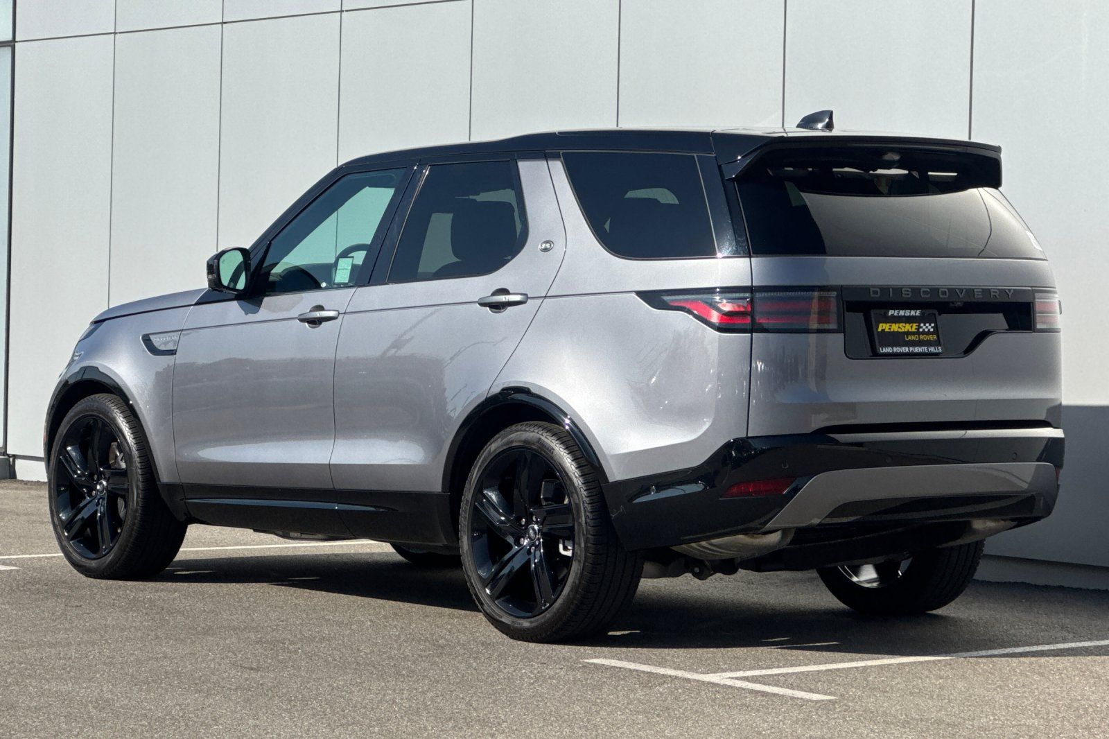 Used 2025 Land Rover Discovery Dynamic SE AWD/4WD image 3