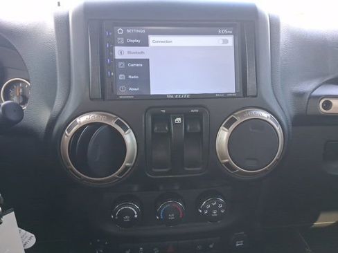 Used 2016 Jeep Wrangler Sahara image 20