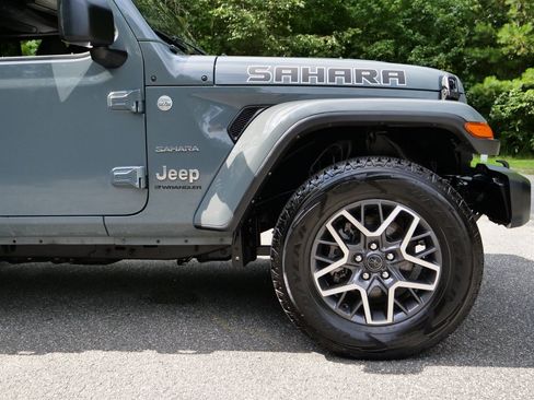 Used 2024 Jeep Wrangler Unlimited Sahara AWD/4WD image 44