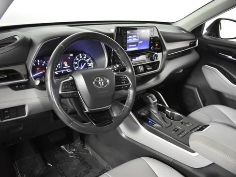 Used 2020 Toyota Highlander XLE AWD/4WD image 13
