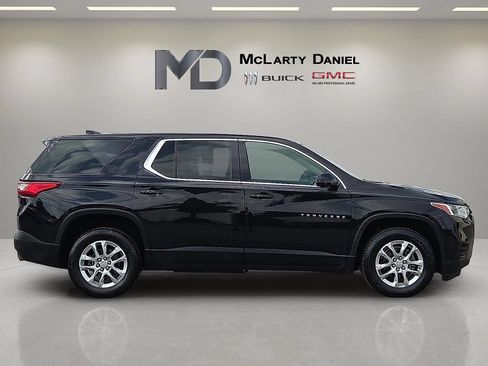 Used 2018 Chevrolet Traverse LS w/ LPO, Black Accent Package FWD image 6