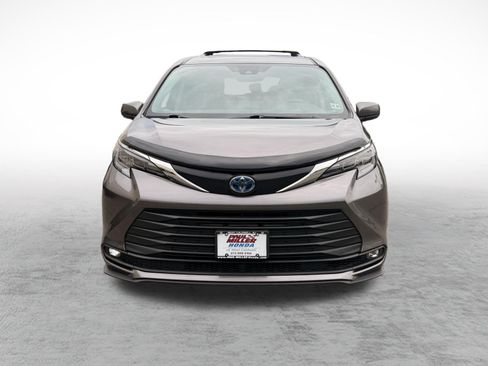 Used 2024 Toyota Sienna LE w/ LE Plus Package AWD/4WD image 2
