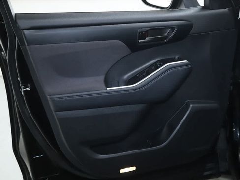 Used 2023 Toyota Highlander L FWD image 15