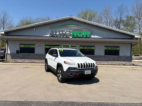 Used 2017 Jeep Cherokee Trailhawk image 1