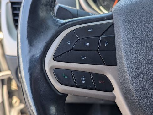 Used 2018 Jeep Cherokee Latitude w/ Cold Weather Group AWD/4WD image 19