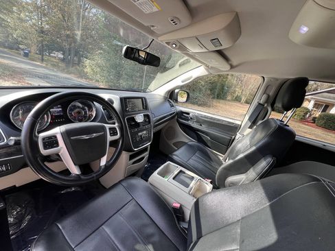 Used 2015 Chrysler Town & Country Touring w/ Driver Convenience Group image 12