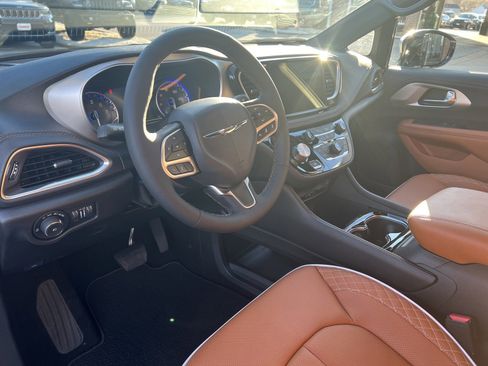New 2026 Chrysler Pacifica Pinnacle image 15