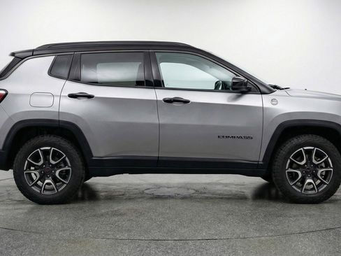 Used 2025 Jeep Compass Trailhawk AWD/4WD image 11