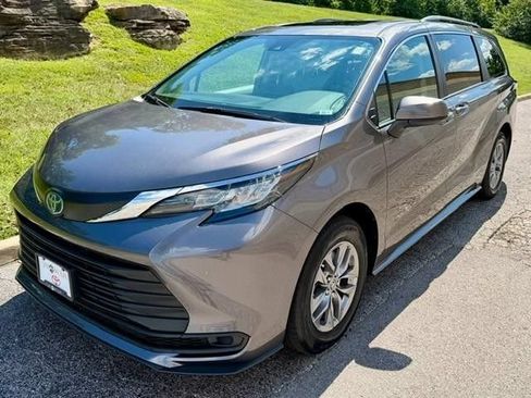 Used 2023 Toyota Sienna LE w/ LE Plus Package FWD image 2