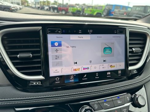 New 2026 Chrysler Pacifica Select image 19