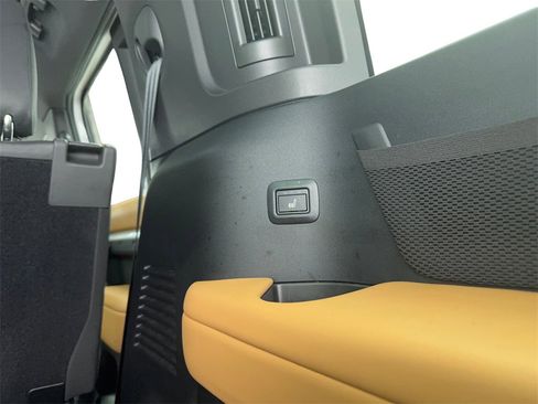 Used 2024 Land Rover Defender 130 X-Dynamic SE image 20