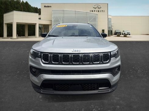 Used 2024 Jeep Compass Latitude AWD/4WD image 2