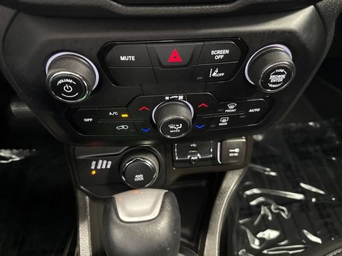 Used 2023 Jeep Renegade Latitude AWD/4WD image 18