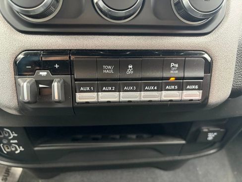 Used 2024 RAM 2500 Tradesman w/ Chrome Appearance Group image 17