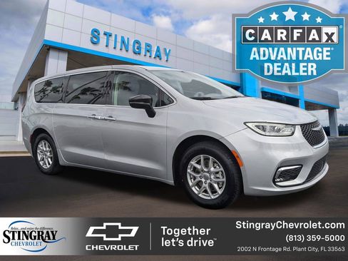 Used 2024 Chrysler Pacifica Touring-L image 1