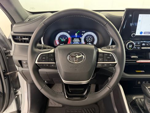 Used 2025 Toyota Highlander XSE AWD/4WD image 4