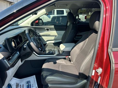 Used 2024 Kia Carnival LX image 10