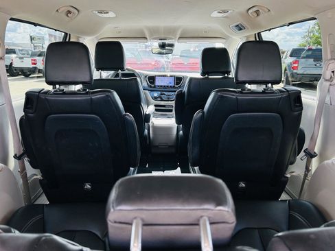 Used 2023 Chrysler Pacifica Touring-L FWD image 29