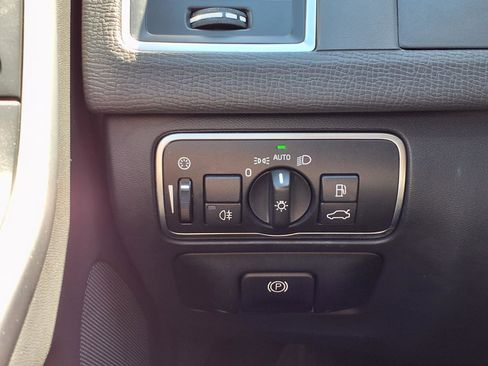 Used 2017 Volvo XC60 T5 Dynamic w/ Advanced Package image 9