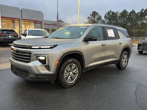 Used 2025 Chevrolet Traverse LT image 2