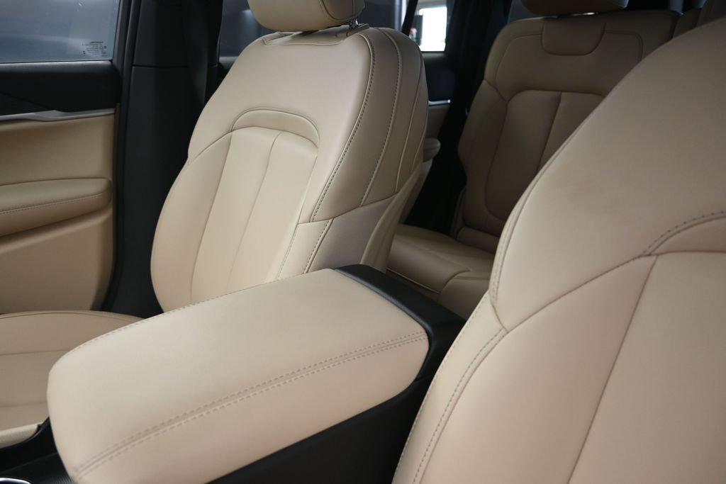Used 2025 Jeep Grand Cherokee Limited RWD image 14