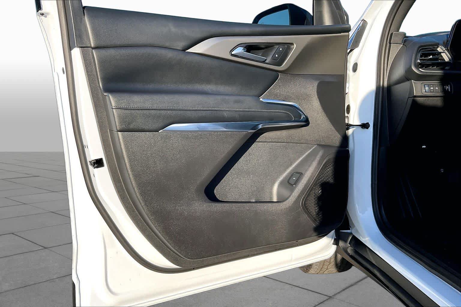 Used 2026 Chevrolet Traverse LT w/ Sun and Wheel Package FWD image 21