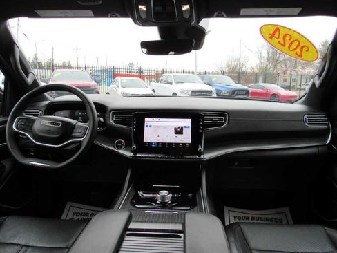 Used 2024 Jeep Wagoneer Series II w/ Flexible Seating Group image 27