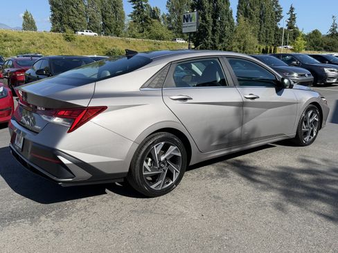 Used 2024 Hyundai Elantra Limited FWD image 3