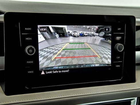 Certified 2025 Volkswagen Taos SE w/ Panoramic Sunroof Package image 13